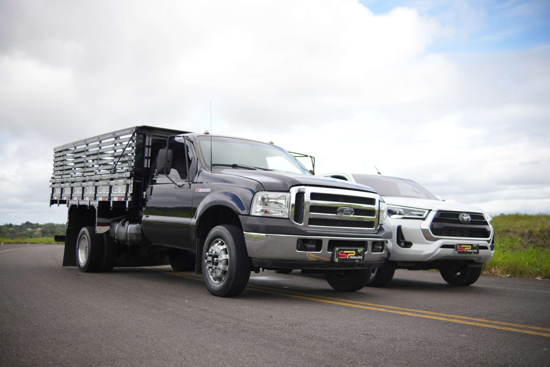 F4000 + HILUX OU 400 MIL NO PIX